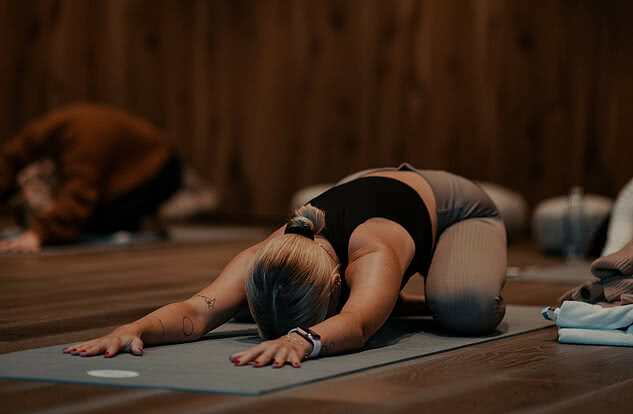 Eine Frau bei einer Yoga-Session im Genussdorf Gmachl