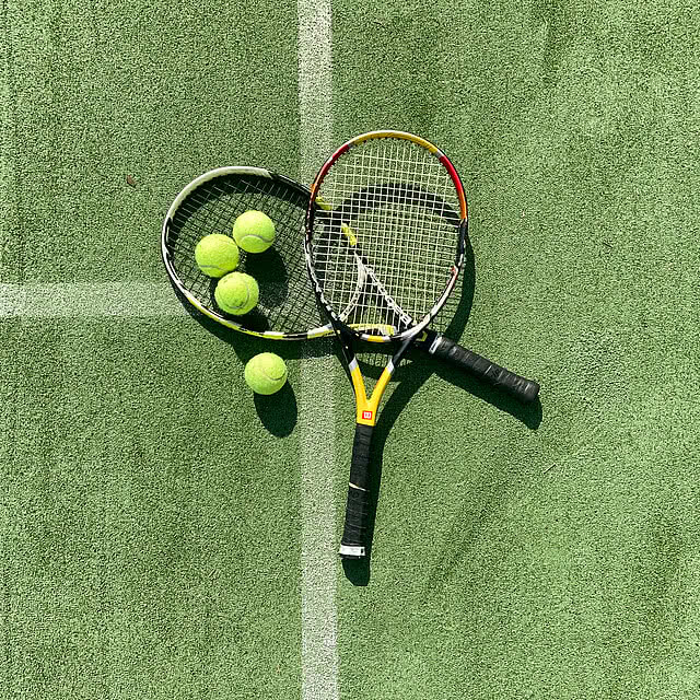 Tennisschläger am Granulat-Teppich-Tennisplatz im Genussdorf Gmachl