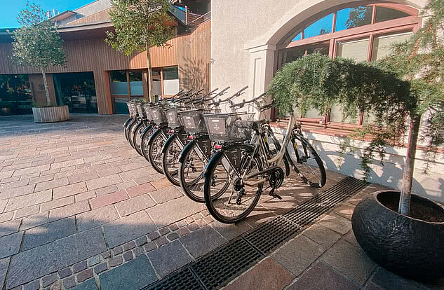 Leihfahrräder vor dem Genussdorf Gmachl für einen nachhaltigen Aktivurlaub in Salzburg.