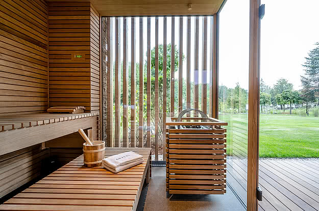 Moderne Sauna im Genussdorf Gmachl mit Panoramablick in den Garten.