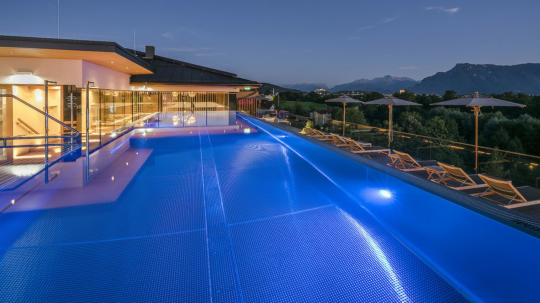 Pool bei Nacht im Dachspa des Wellnesshotel Gmachl Salzburg Bergheim